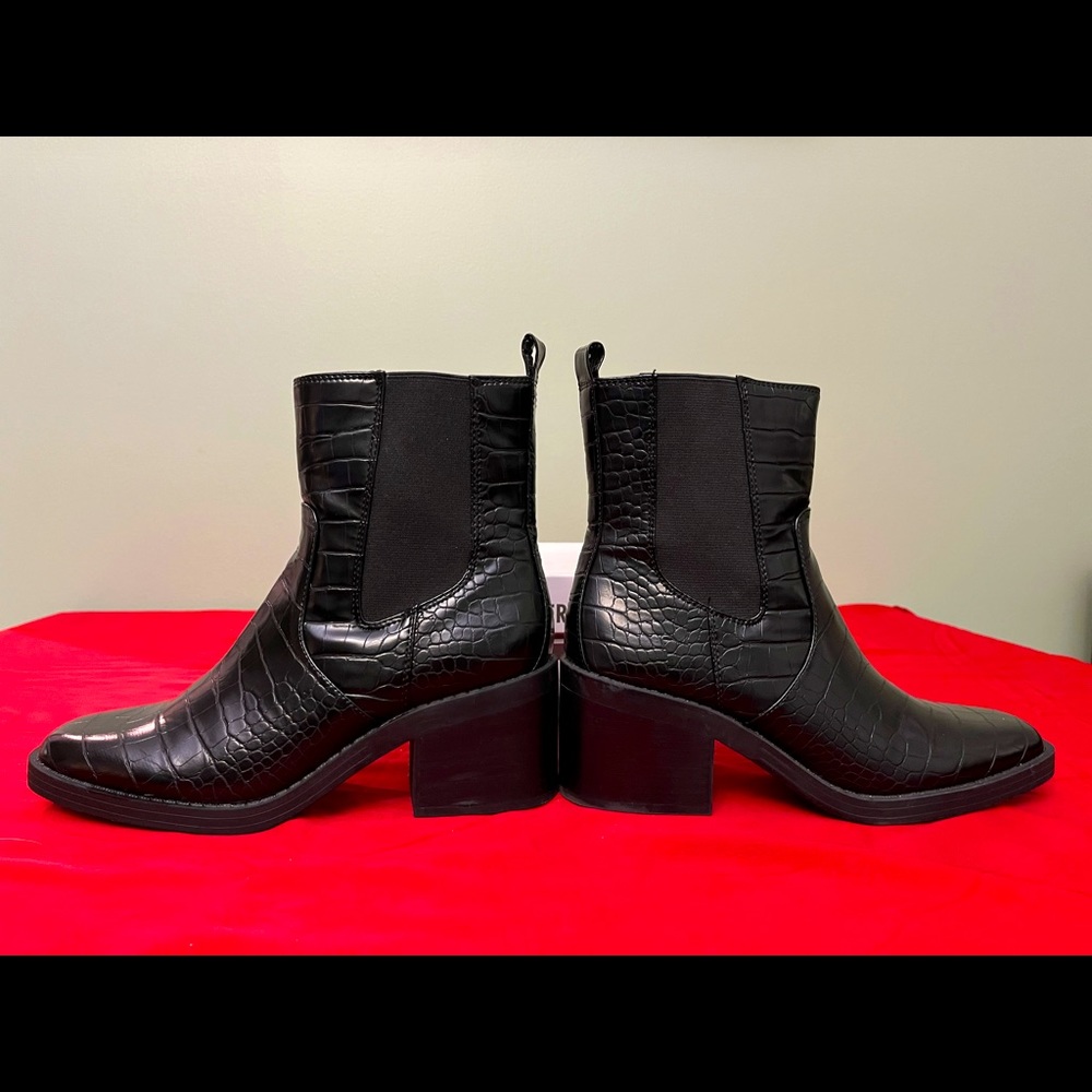 Bleecker & Bond Rita Black Croc Textured Bootie Sz 8 - EUC